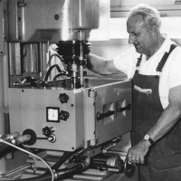 Bohuslav Zelený u elektroerozivní hloubičky SIP