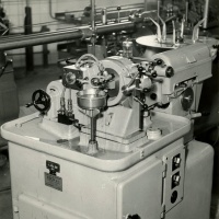 Soustružnický automat ESCOMATIC - boční pohled.