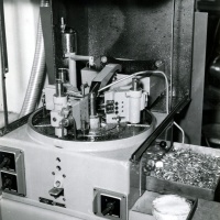 Poloautomat na vrtání a závitování bočních otvorů základen.