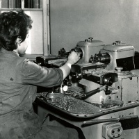 neznámá pracovníce, revolverový soustruh Kummer