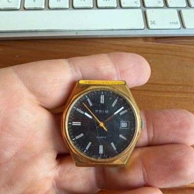 PRIM Quartz s datem – černý číselník