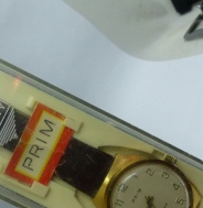 NENOŠENÉ HODINKY PRIM SOUDEČEK 1975 TYP662673 DEDIKACE K ŠEDESÁTINÁM KRABIČKA ŠTÍTEK PRIM