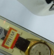NENOŠENÉ HODINKY PRIM SOUDEČEK 1975 TYP662673 DEDIKACE K ŠEDESÁTINÁM KRABIČKA ŠTÍTEK PRIM