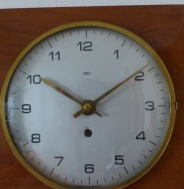 NÁDHERNÉ ELEGANTNÍ NÁSTĚNNÉ OSMIDENNÍ HODINY PRIM 1968