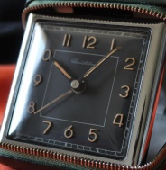 Cestovní budík Chronotechna ve sbírkovém stavu