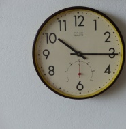 NÁSTĚNNÉ HODINY PRIM QUARTZ S TEPLOMĚREM