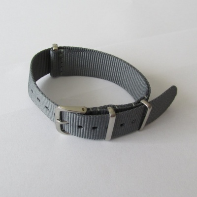 ŘEMÍNEK NATO V BARVĚ ŠEDÉ O ŠÍŘI 18mm S NEREZOVÝM KOVÁNÍM