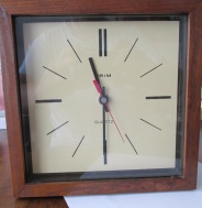 DŘEVĚNÉ STOLNÍ HODINY PRIM QUARTZ S ČTVERCOVÝM ČÍSELNÍKEM