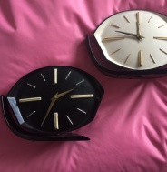 2x bakelitové hodiny