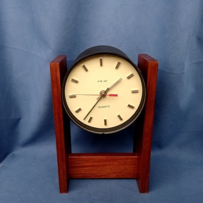 Dřevěné hodiny z masivu PRIM Quartz "KAPLIČKA"