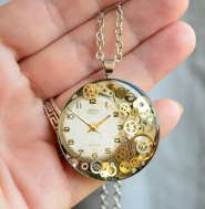 NÁHRDELNÍK S ČÍSELNÍKEM PRIM A HODINKOVÝMI SOUČÁSTKAMI