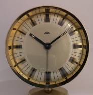 Budík PRIM s kulatou nožkou, stroj B71, Chronotechna Šternberk