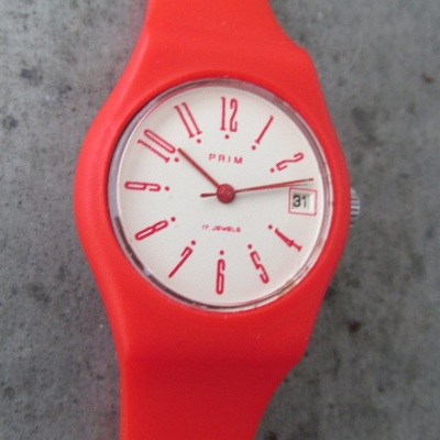 PLASTOVÉ ČERVENÉ PRIM, typ 68 588 6 z roku 1990