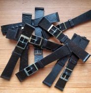 10x nepoužitý 18mm řemínek Prim Saturn černý se žlutou sponou, Zásilkovna zdarma