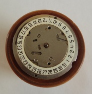 Strojek Prim kalibr 64 po servisu s datem na šesté hodině