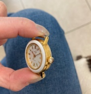 hodinky dámské se zachovalým plastovým okružím 