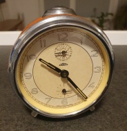 Oranžový budík B90