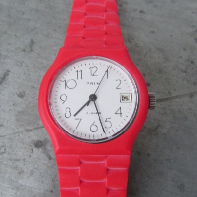 PLASTOVÉ HODINKY PRIM - typ 68 578 6 z roku 1989 v perfektním stavu, tečkované číslice