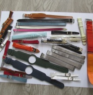 ŘEMÍNKY NA NÁRAMKOVÉ HODINKY - VELKÝ MIX MATERIÁLŮ, TYPŮ, BAREV A VELIKOSTÍ - 31 KUSŮ
