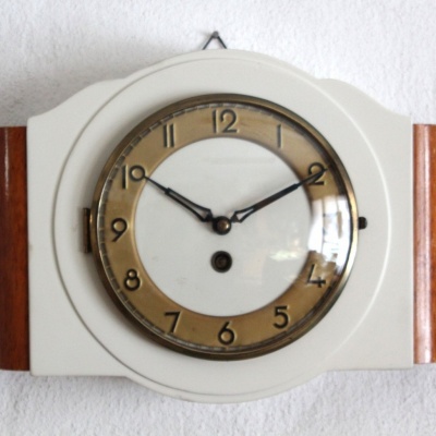 pokojové hodiny Chronotechna v parádním stavu, ráfek se sklem