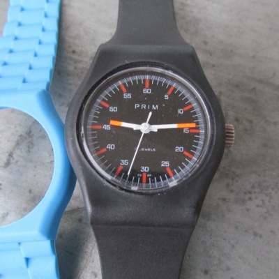 Chlapecké sporty v plastovém pouzdře v původním stavu - 66 523 6 rok 1986 + modrý náramek