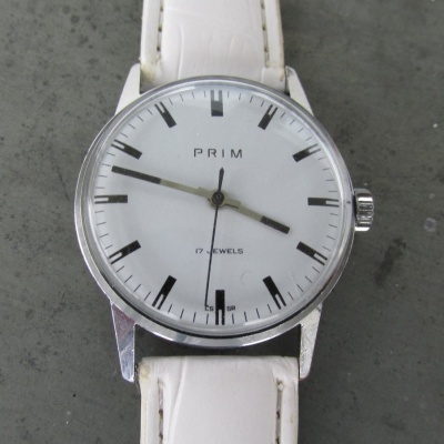 Hodinky Prim - model co není v knihách - model 66 228 1 s bílým číselníkem