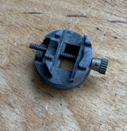 Držáček na strojek