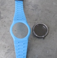 ORIGINÁLNÍ DOBOVÝ INTEGRÁLNÍ PLASTOVÝ ŘEMÍNEK + KAPSLE SE SKLEM NA HODINKY PRIM