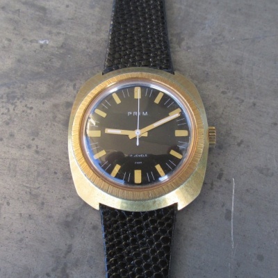 Prim Hulk - černý číselník - zlaté indexy a ručky - varianta co není v knihách