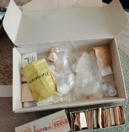 Různá sklíčka a krabice Prim