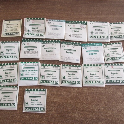 SKLÍČKA NA NÁRAMKOVÉ HODINKY - BROUŠENÁ - SAPHIR - 20 KUSŮ - SAFÍROVÁ