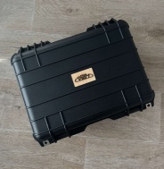 Kufr na hodinky - polepen dřevěným logem PRIM