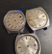 2x ciferník*pouzdro+1 ciferníku s strojek a pouzdra 