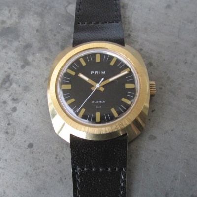 Prim Hulk - černý číselník - zlaté indexy a ručky - varianta co není v knihách