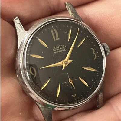 Hodinky model 50 050 1- zlaté cifry černý číselník