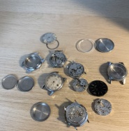 Náhradní díly, strojky, pouzdra atd.