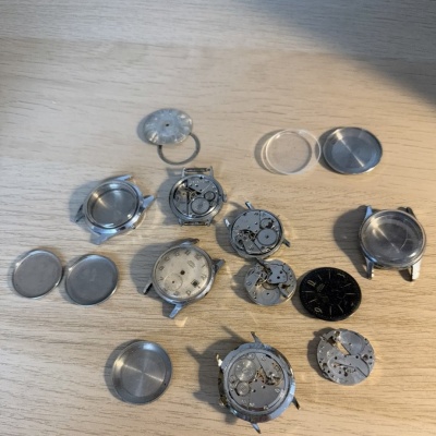 Náhradní díly, strojky, pouzdra atd.