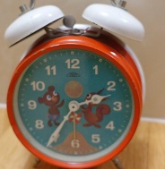 Retro dětský mechanický budík PRIM – medvídek a veverka, funkční