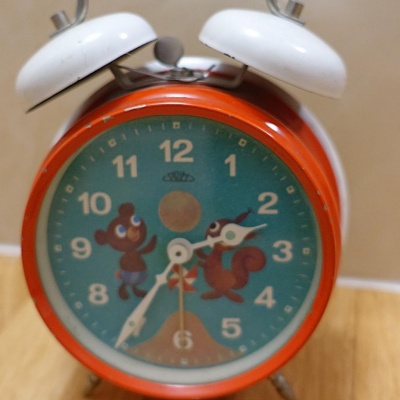 Retro dětský mechanický budík PRIM – medvídek a veverka, funkční