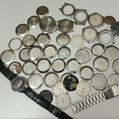 Pouzdra,dýnka , číselníky.