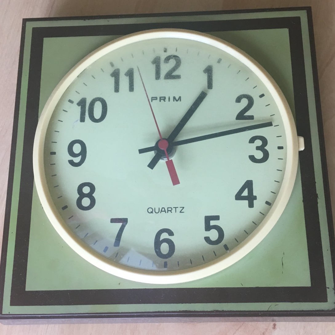 Hodiny Prim Quartz funkční plastové zelené AntikPrim