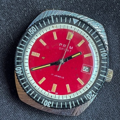 Prim Sport 2 červený číselník - broušené pouzdro