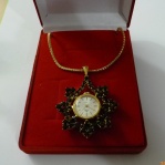 Príveskové hodinky s čekým granátom. Pozlátené.