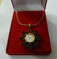 Príveskové hodinky s čekým granátom. Pozlátené.