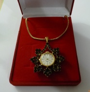 Príveskové hodinky s čekým granátom. Pozlátené.