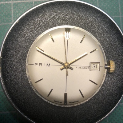 Prodám funkční strojek PRIM kal.68.3 s číselníkem a vložkou  pouzdra