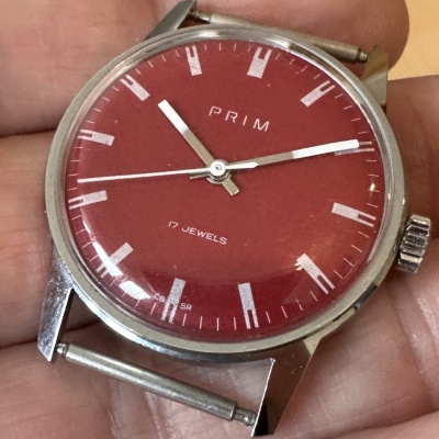 PRIM kal 66 s červeným číselníkom