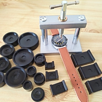 hodinářský lis na zapouzdření sklíček a spodních vík, č. OB1 !!!