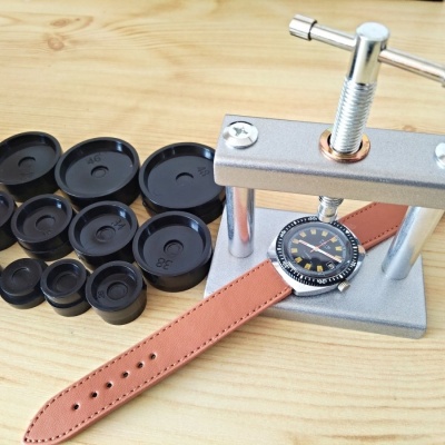 hodinářský lis na zapouzdření sklíček a spodních vík, č. OB2 !!!