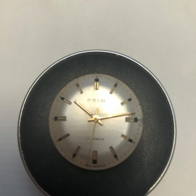 Prodám funkční strojek PRIM kalibr 66.4  po servisu s číselníkem sunburst